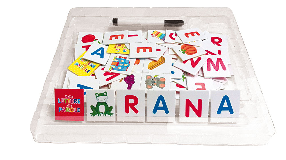 Dalle lettere alle parole::All'interno del kit: - Un libro con le pagine riscrivibili - 96 tessere fustellate per ricomporre tante parole utilizzando l'apposito compositoio - Un pennarello con inchiostro cancellabile