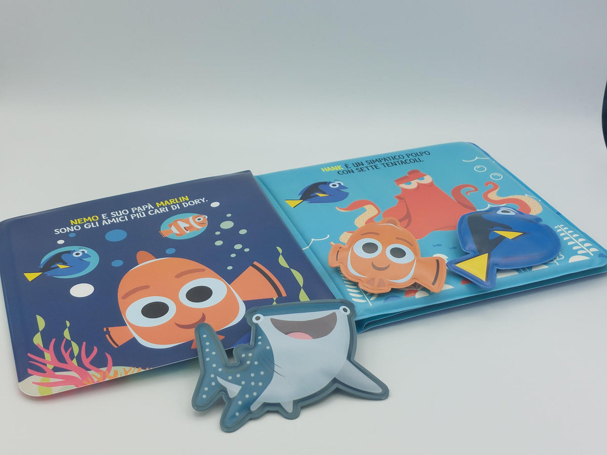 Libro bagnetto Gioca con Dory - Disney/Pixar::1 libro bagnetto, 4 figurine con ventosa, 1 sacchetta contenitore