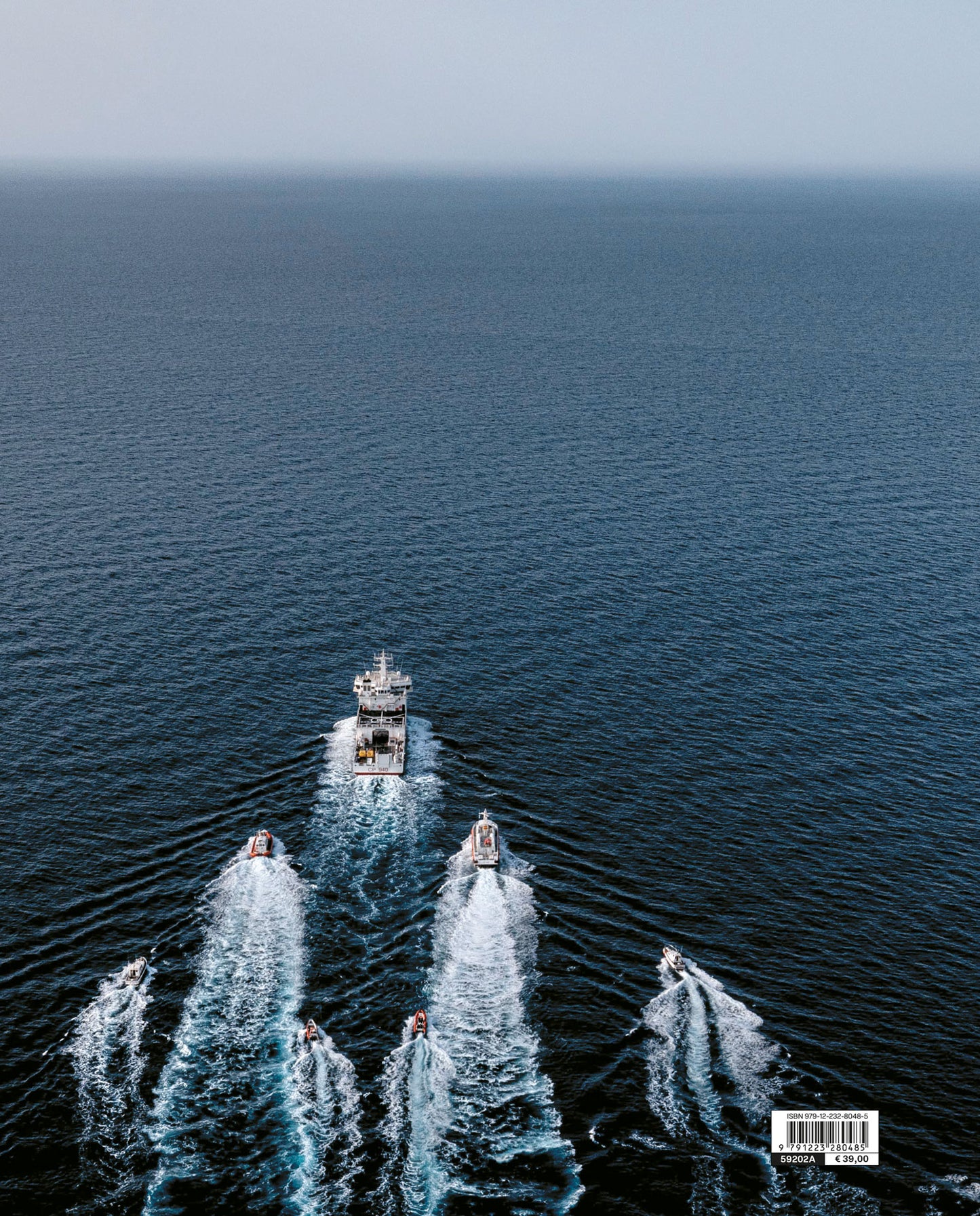 Tra cielo e mare / Between Sky and Sea::Storie e sguardi sulla Guardia Costiera / Stories and Glimpses of the Italian Coast Guard