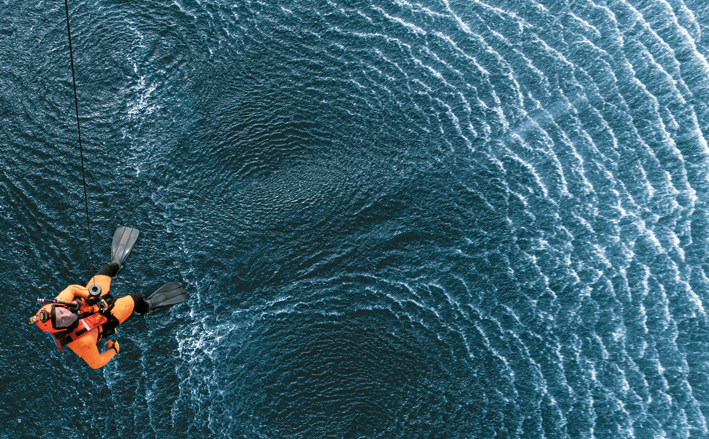Tra cielo e mare / Between Sky and Sea::Storie e sguardi sulla Guardia Costiera / Stories and Glimpses of the Italian Coast Guard