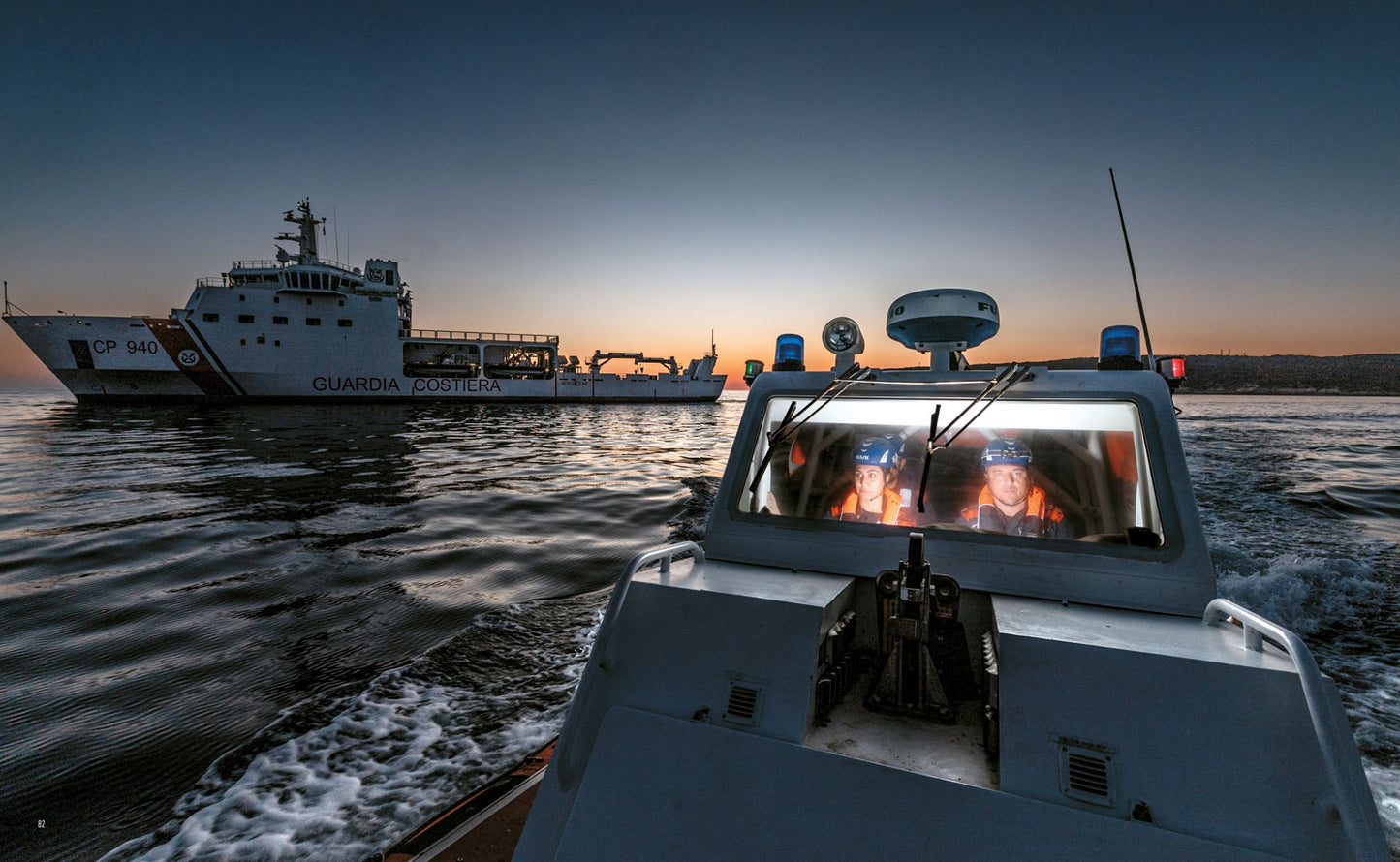 Tra cielo e mare / Between Sky and Sea::Storie e sguardi sulla Guardia Costiera / Stories and Glimpses of the Italian Coast Guard