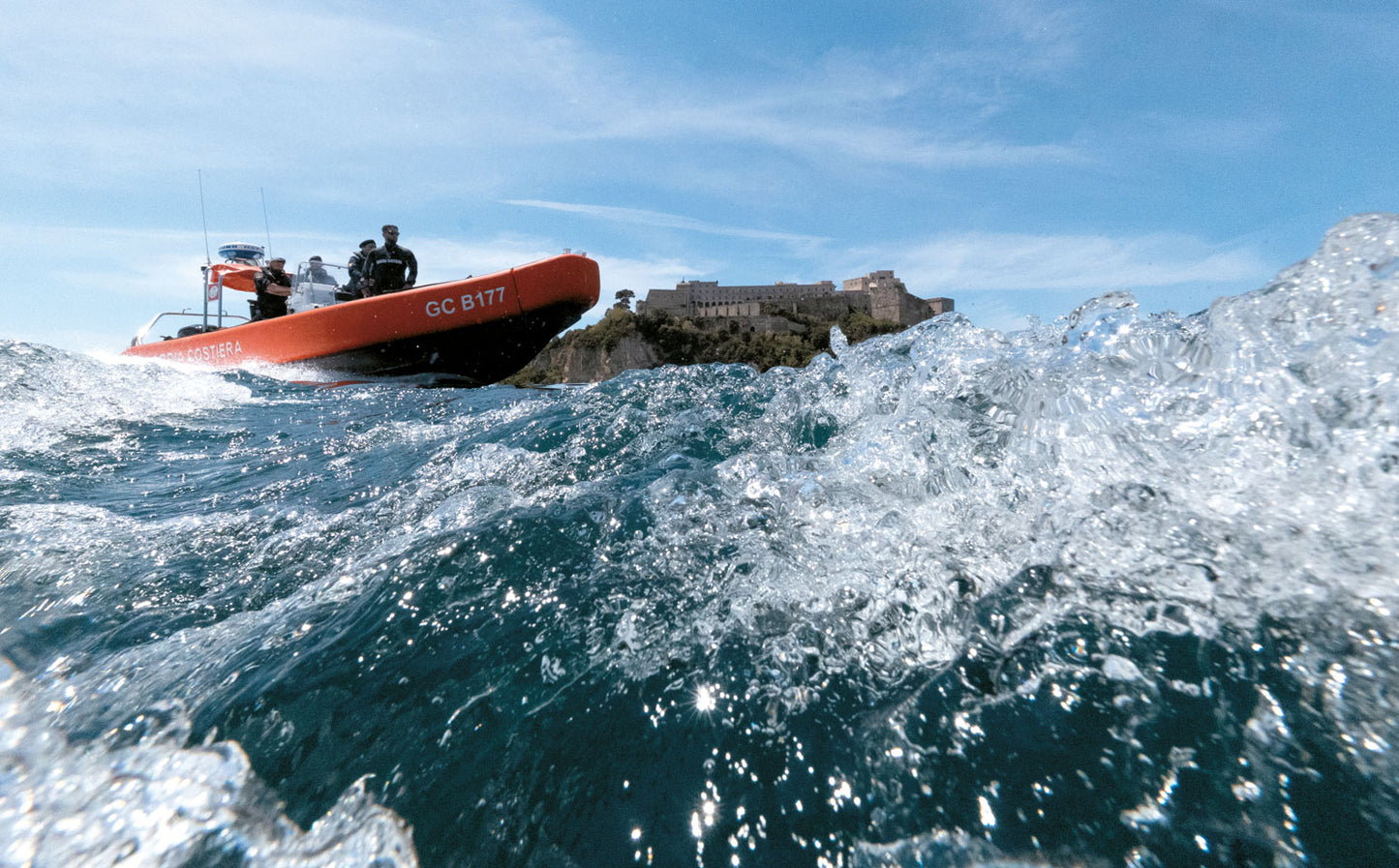 Tra cielo e mare / Between Sky and Sea::Storie e sguardi sulla Guardia Costiera / Stories and Glimpses of the Italian Coast Guard