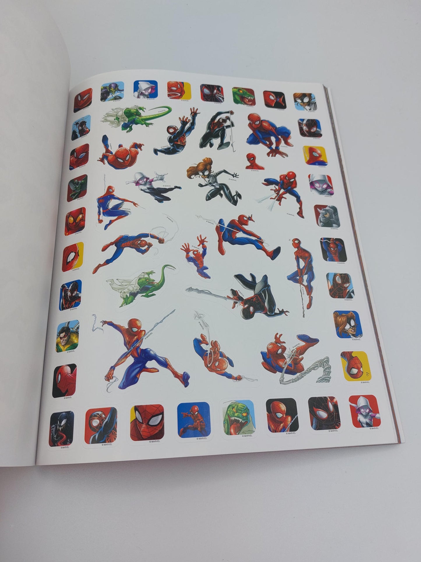 Spiderman 1000 sticker::Tanti giochi e attività