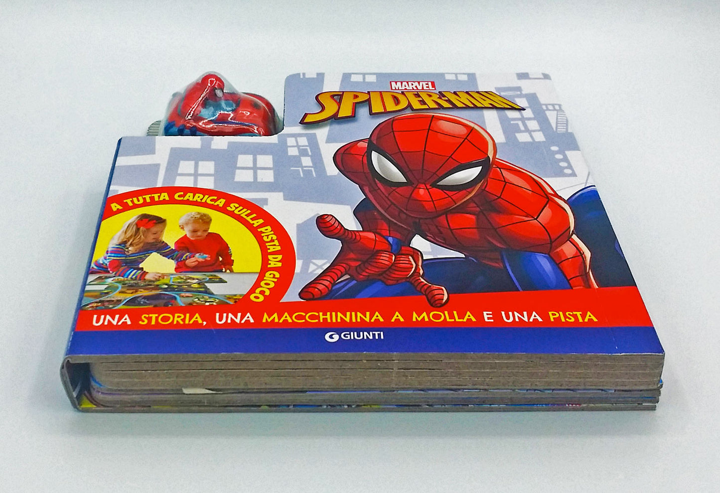 A tutta carica - Spiderman::Una storia, una macchinina a molla e una pista