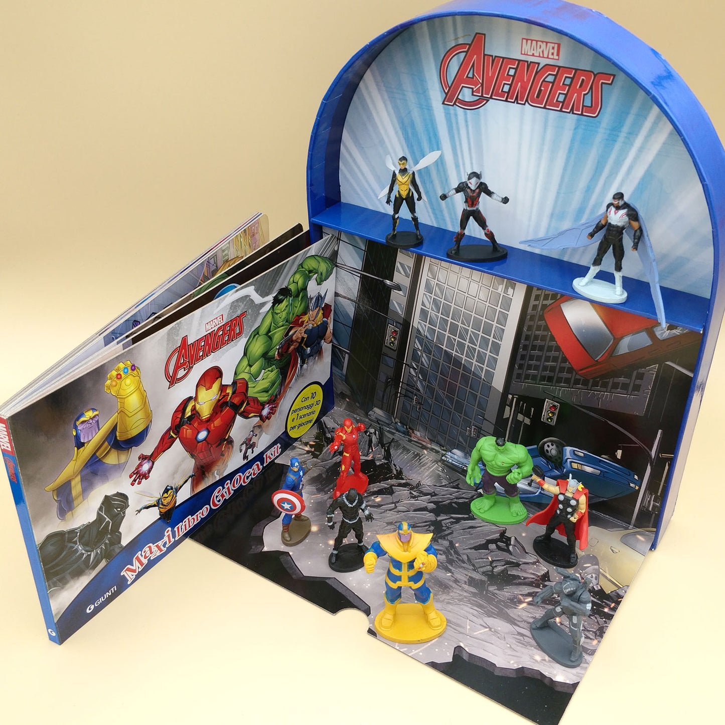 Avengers - Maxi LibroGiocaKit::Con 10 personaggi 3D e 1 scenario per giocare!