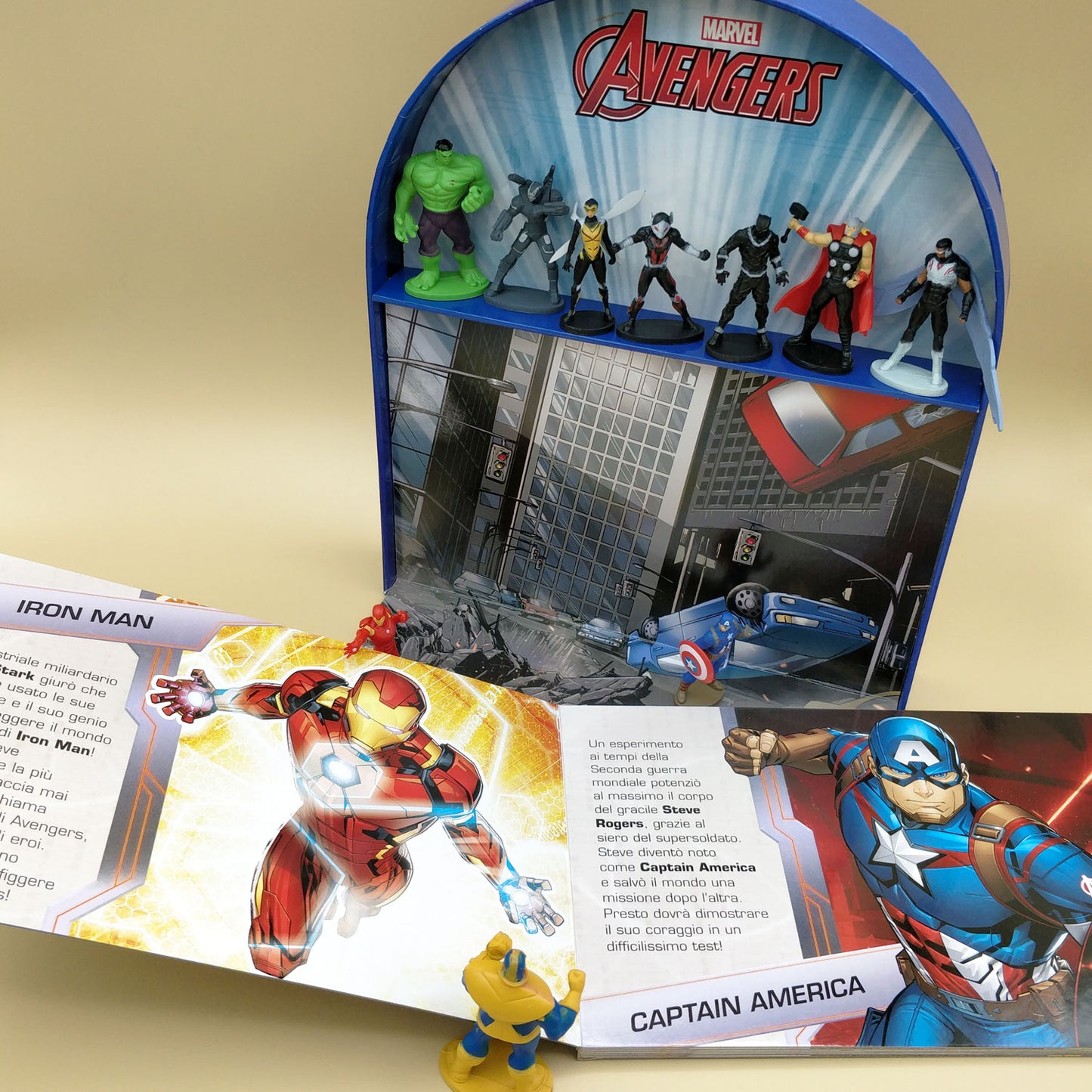 Avengers - Maxi LibroGiocaKit::Con 10 personaggi 3D e 1 scenario per giocare!